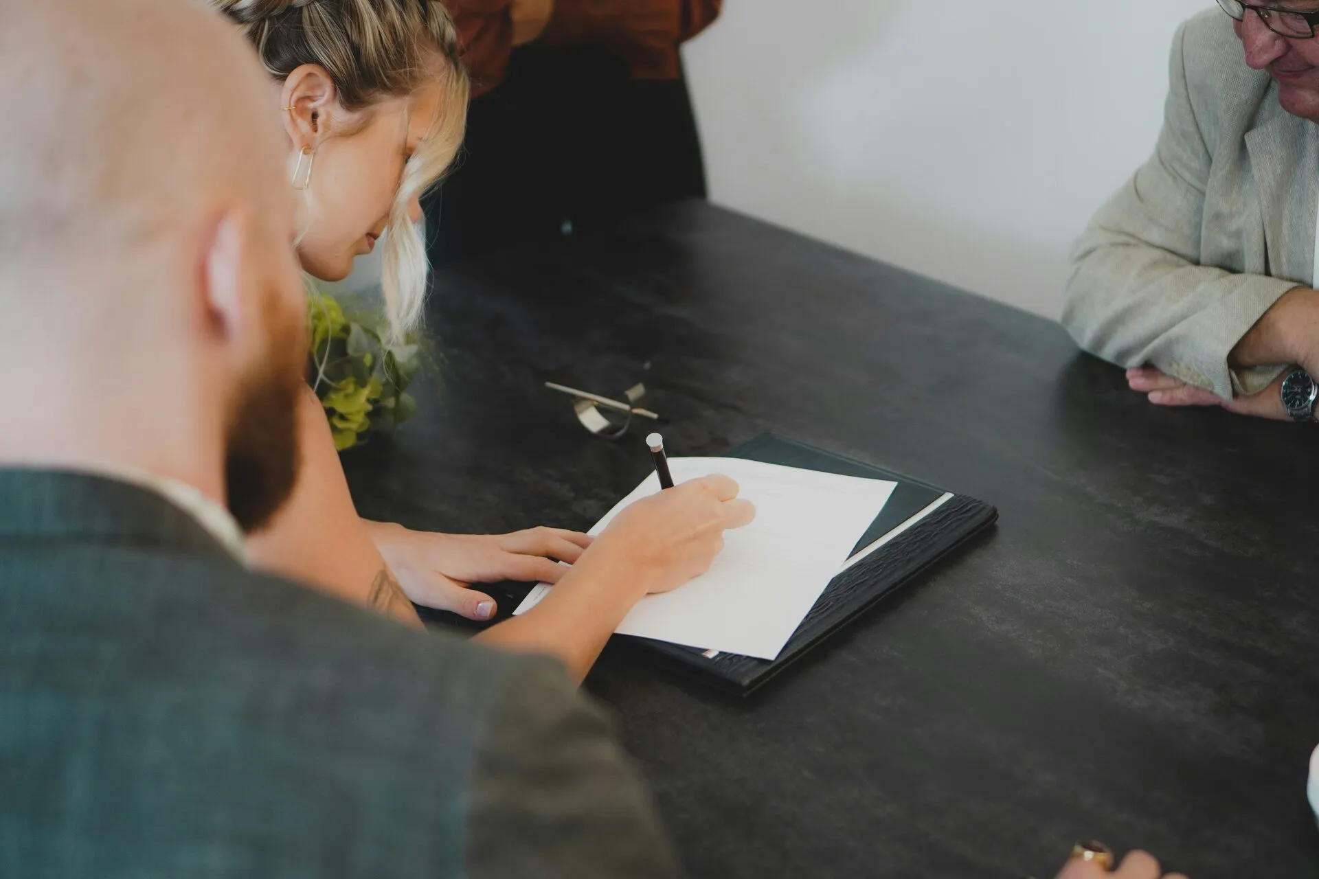Signing an engagement during a consultation